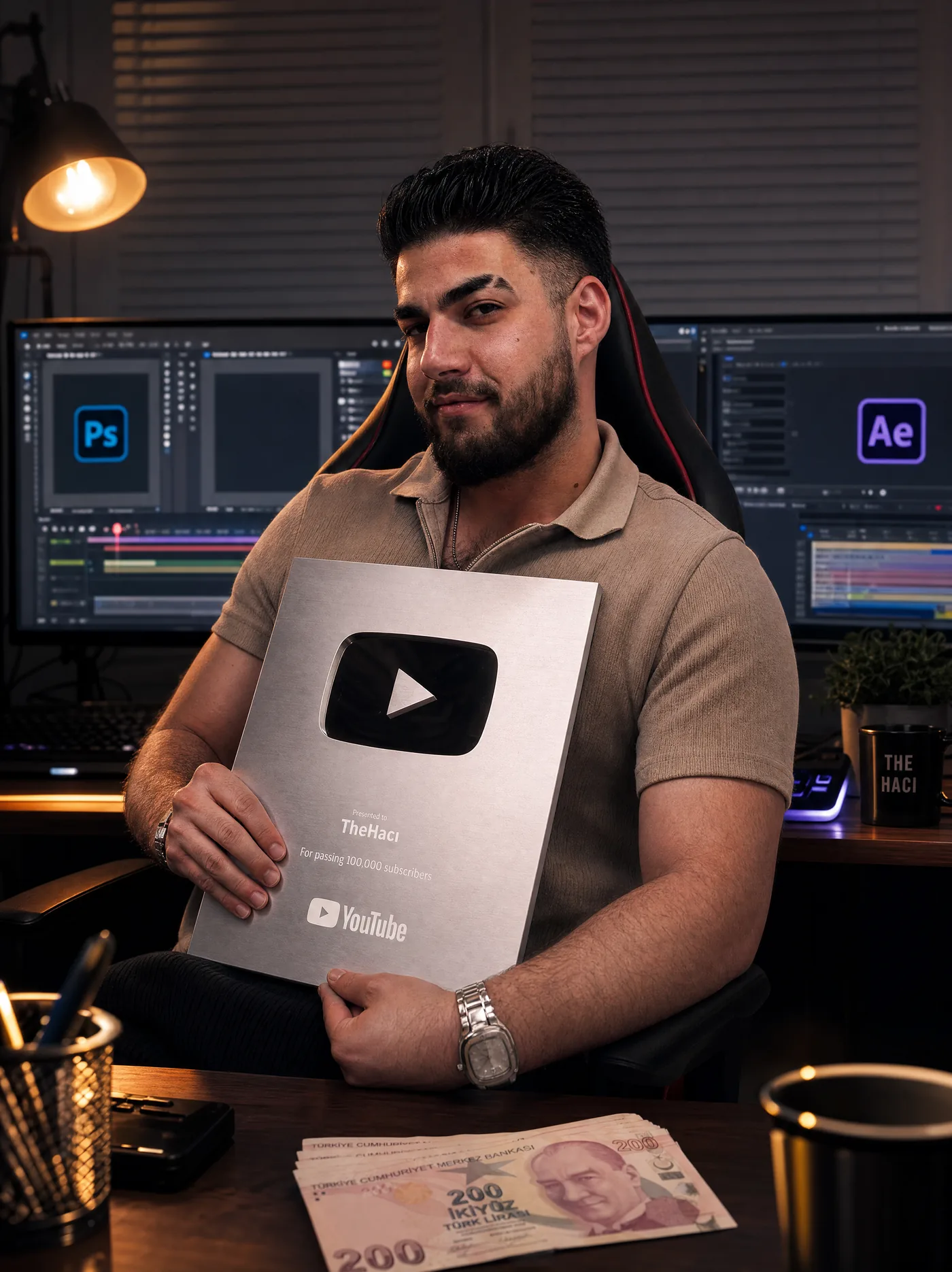 Hacı Enes Beşdaş yaratıcı çalışma ortamında YouTube 100 bin abone plaketiyle