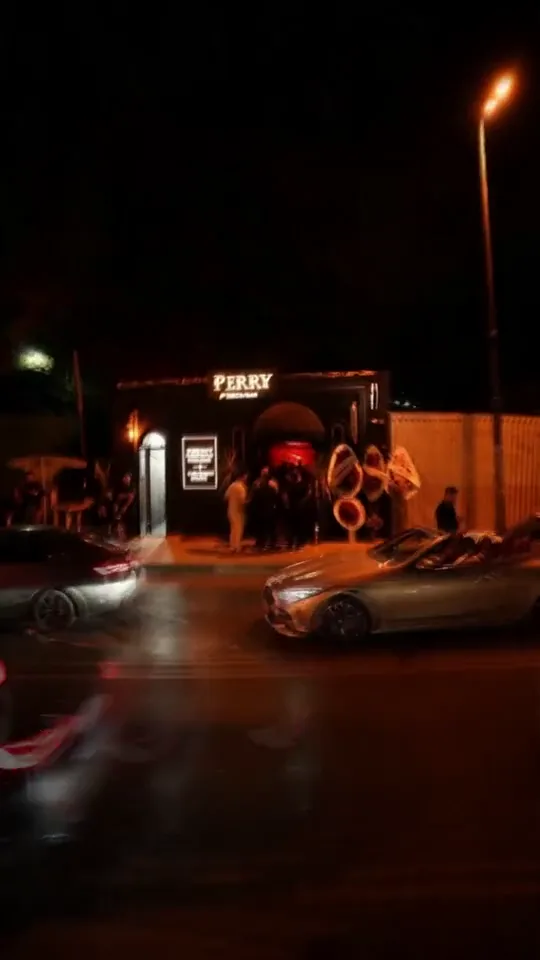 Perry gece mekanı video karesi